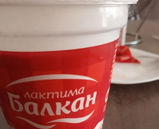 Мъж си купи от "Кауфланд" кисело мляко "Лактима Балкан", отвори го и побесня /снимки/