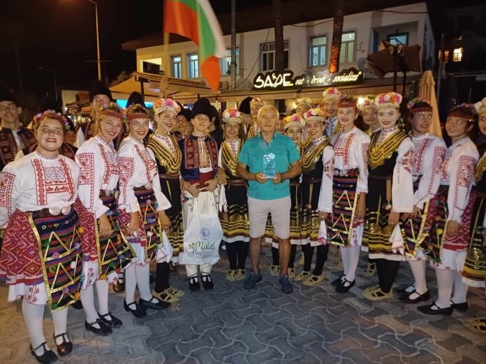 Представителен танцов ансамбъл Пъстрина към Народно читалище Разум 1883 участва