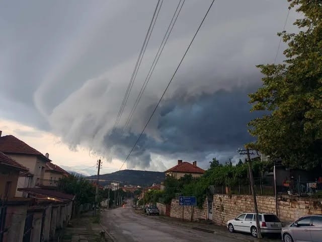 Поройният дъжд който се изля снощи над Северозапада е нанесъл