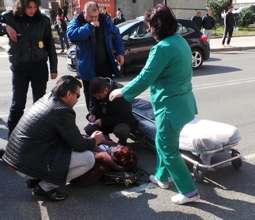 Мъж блъсна пешаходка във врачанско село и избяга съобщиха от