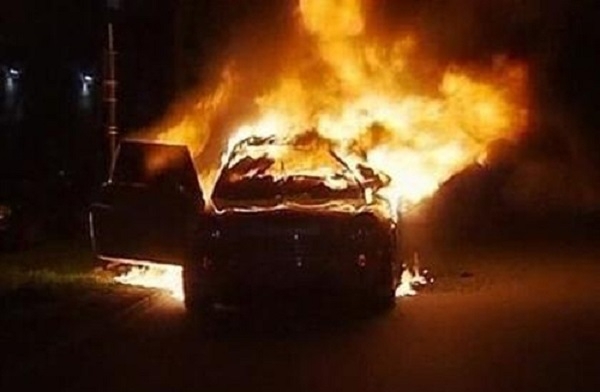 Лека кола е била запалена тази нощ в Монтана, съобщават
