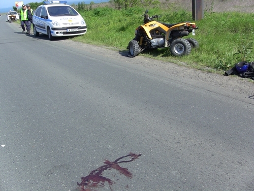 Човек е пострадал при катастрофа между кола и АТВ в