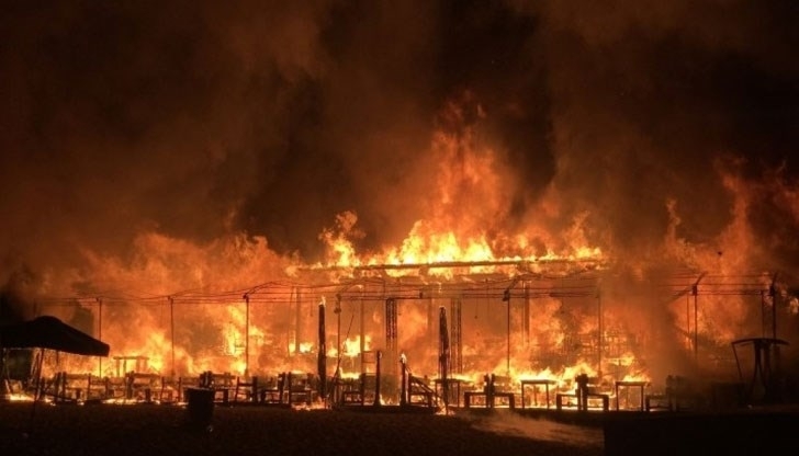 Ресторант на крайбрежната алея в Несебър изгоря при пожар съобщиха