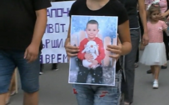 Мирно шествие затвори улиците на Сандански минилата вечер Tо бе в