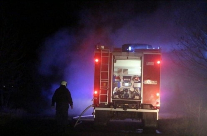 Голям пожар бушува в ромската махала на Монтана съобщиха от