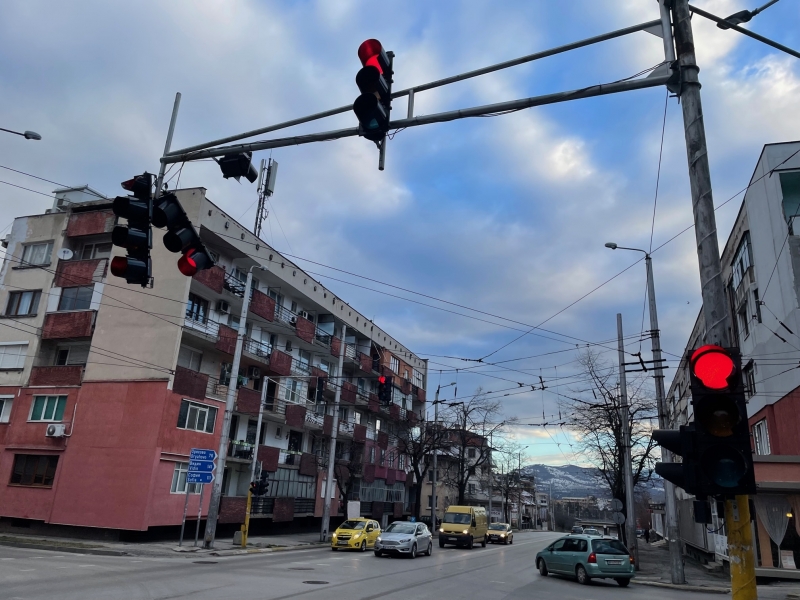 Опасност дебне шофьори и пешеходци на кръстовище във Враца видя