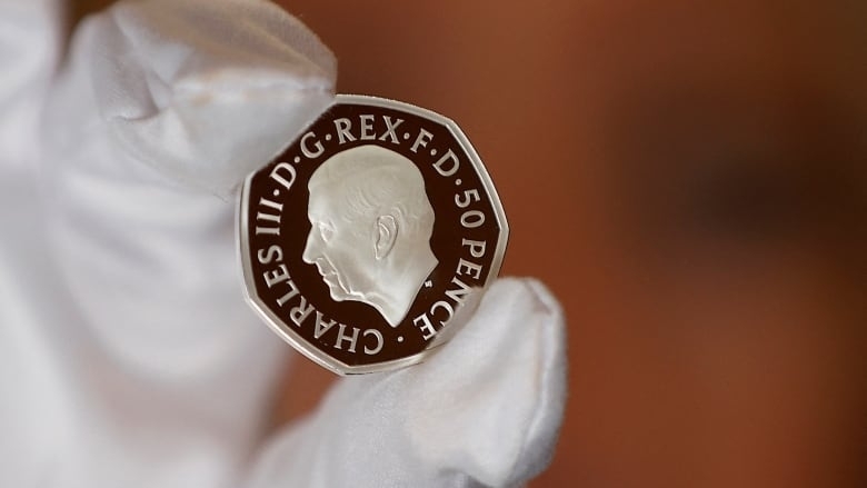 Показаха за първи път нови монети с портрета на крал
