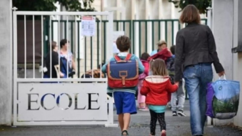 Френски ученици се връщат днес в класните стаи след двумесечна