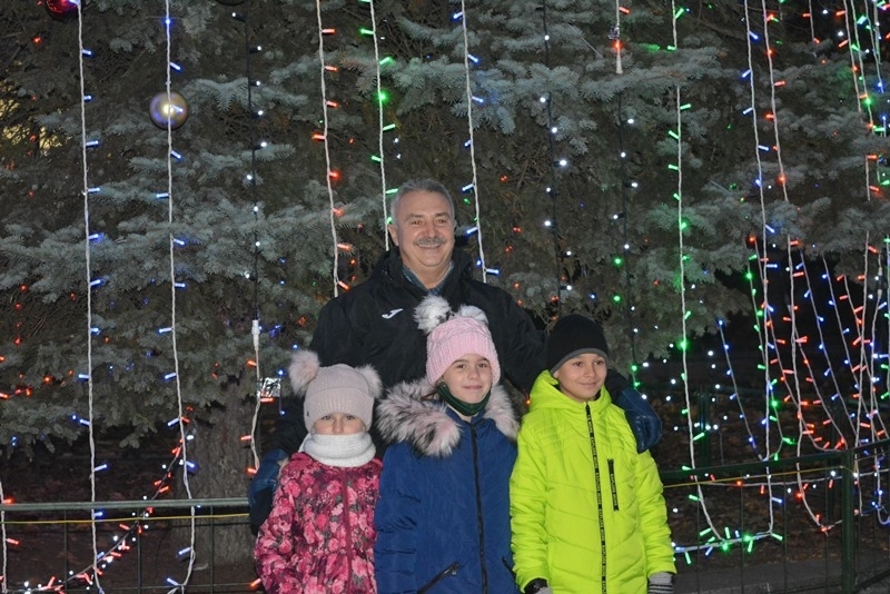 Светлините на Коледната елха на централния площад в Монтана грейнаха