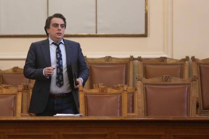 Василев обеща: Горивата поевтиняват от 1 юли