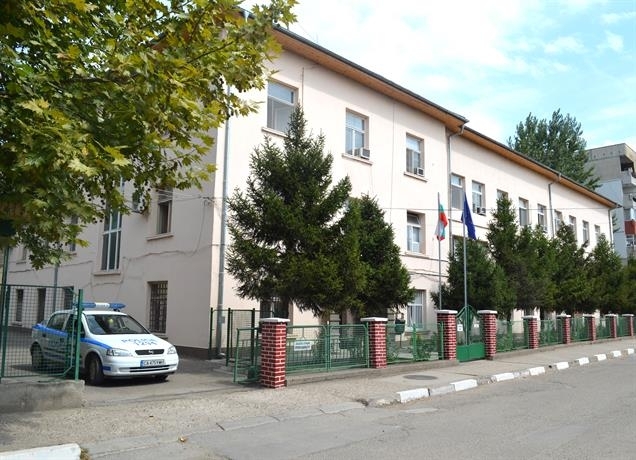 Мъж е нахлул в районното управление в Лом и заплашил