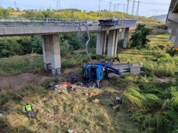 Автовоз е паднал от мост на пътен възел Даскалово шофьорът