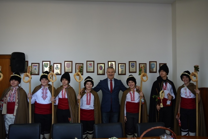 Дружина от седем момчета пристигна в Община Монтана и бе