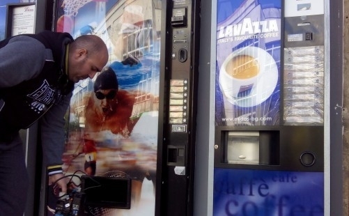 Полицаи арестуваха 5 ма потрошили и обрали кафе машина във Вършец