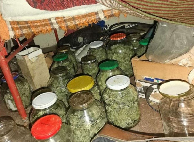 Хванаха мъж с „консерви“ с марихуана в Самоковско, съобщиха от