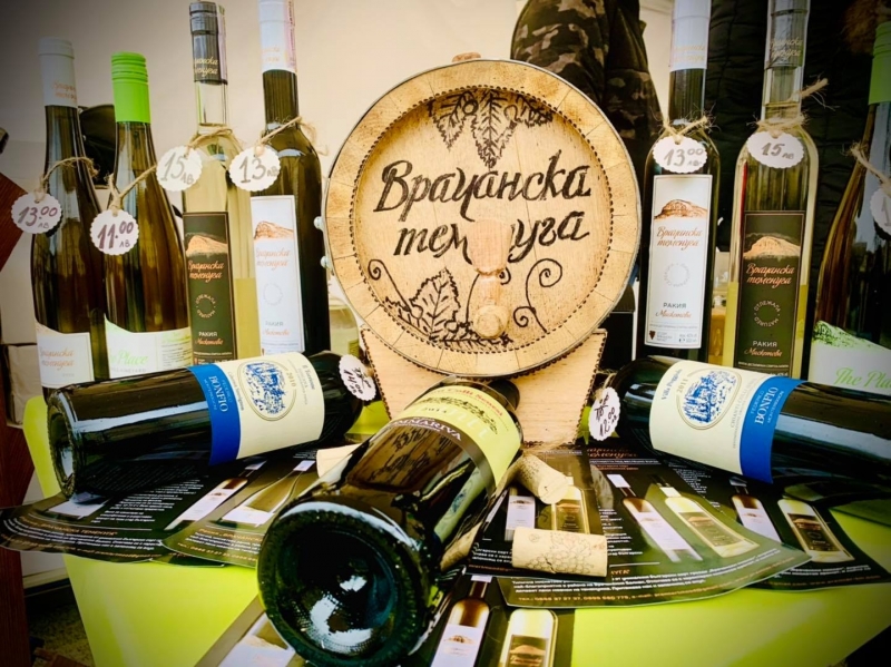 Пред сградата на Община Враца може да откриете стоки и