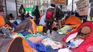 Над 400 души бяха евакуирани от последния неразрешен мигрантски лагер