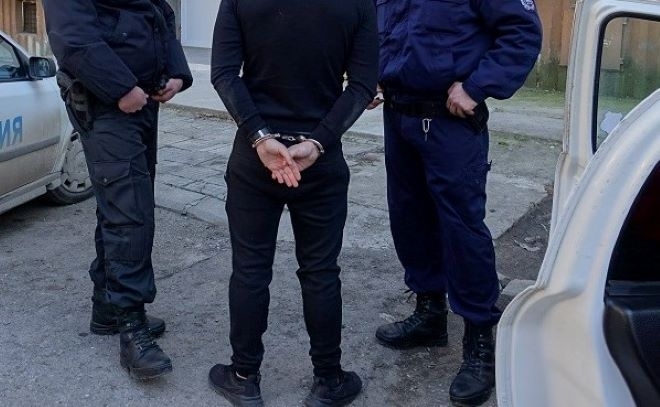 Двама изхвърлиха дрога пред очите на полицаи в Монтанско съобщиха