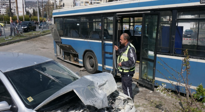 Жена е в болница след челна катастрофа между кола и