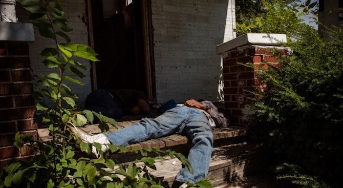 Трима криминално проявени са пребили и обрали мъж в Бяла