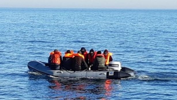 Най малко 16 души загинаха след като лодка с мигранти се