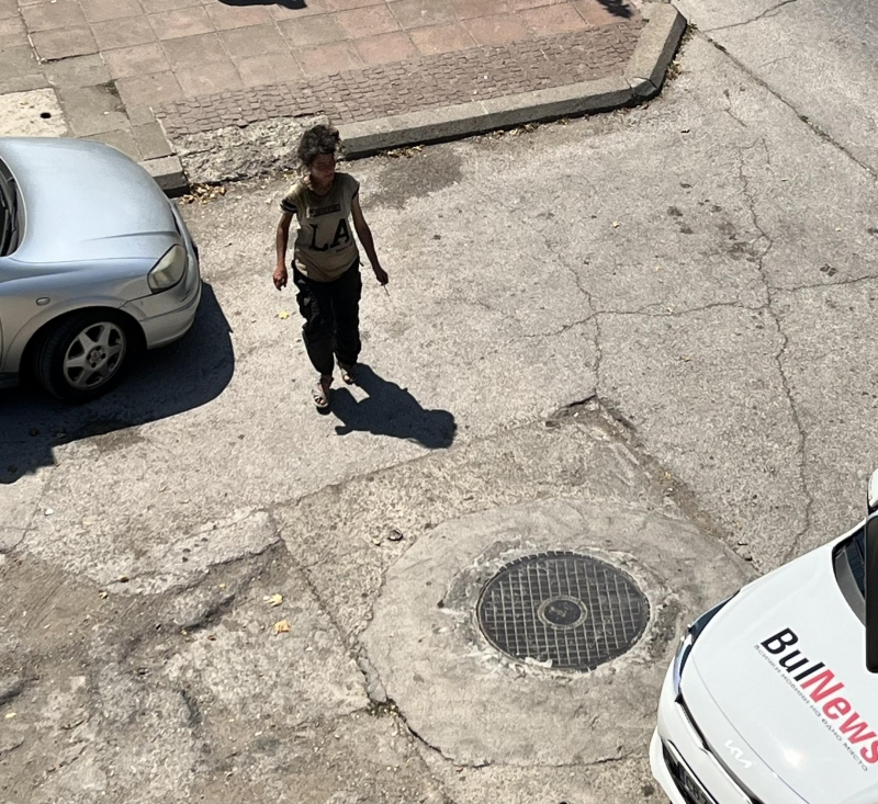 На вниманието на институциите! Психично болна жена от месеци обикаля из Враца, крещи и плаши хората /снимки+видео/