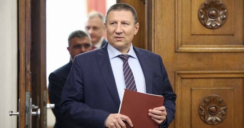 Борислав Сарафов който продължава да се представя за изпълняващ функциите