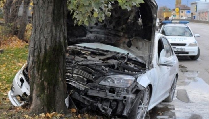Кола се е ударила в крайпътно дърво в Монтанско съобщиха