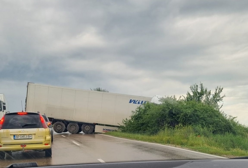 Катастрофирал ТИР затруднява движението по международния път Е 79 между Монтана