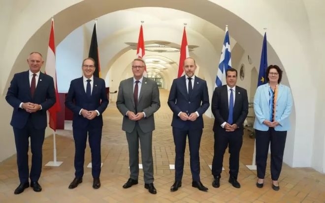 Пет държави от ЕС ще изпращат мигранти в центрове извън Европа