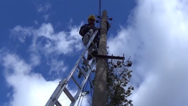 Силният вятър остави населени места в Северозападна България без ток