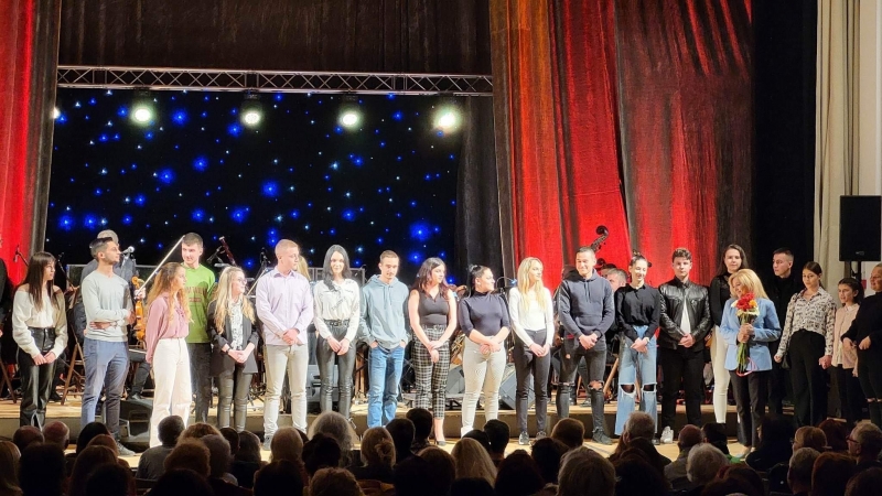 Ученици от Враца трогнаха до сълзи класната си ръководителка с