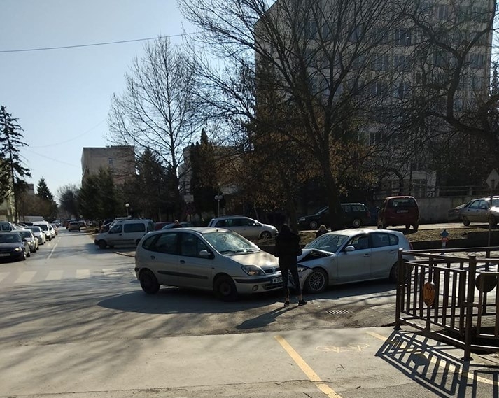 Две коли са се ударили преди минути на кръстовище в