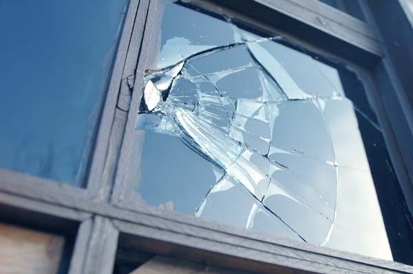 Бандит счупи прозорците на къща във Врачанско съобщиха от МВР