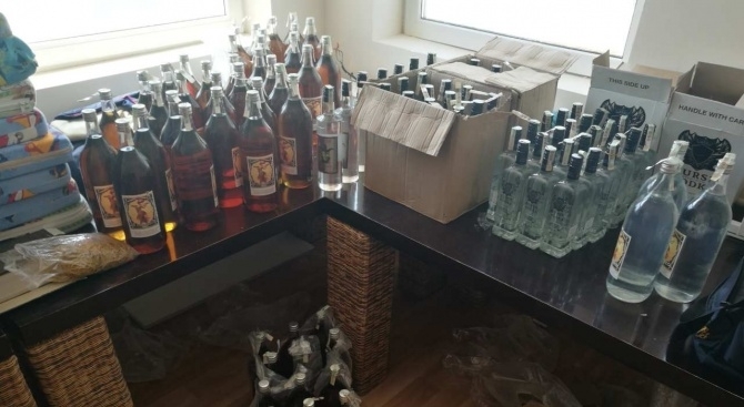 Близо 1 тон нелегален алкохол задържаха митническите служители от Главна