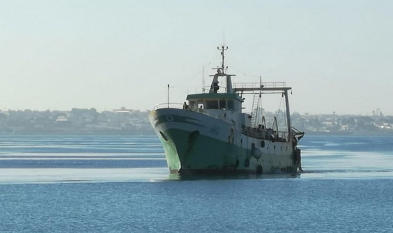 Кораб превозващ 60 души потъна близо до пристанището в Триполи