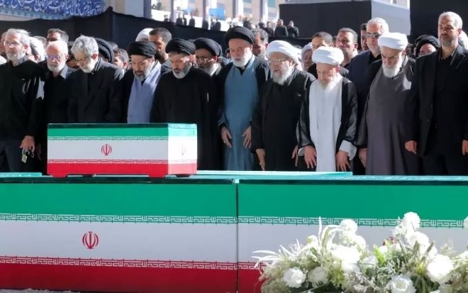 Трима синове на убития върховен лидер на Иран Али Хаменей
