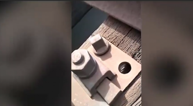 Опасна жп линия Клип излъчен в социалните мрежи предизвика възмущението