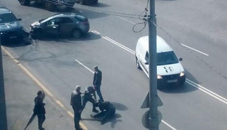 Трима души са пребили шофьор на БМВ в Лом съобщиха