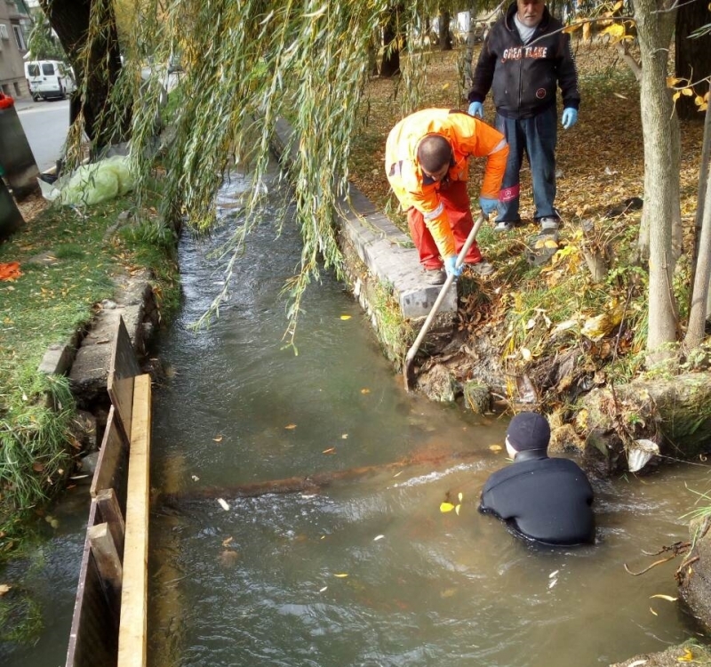 Екип от 7 водолази с подводен робот прочистиха подземената 30 метрова