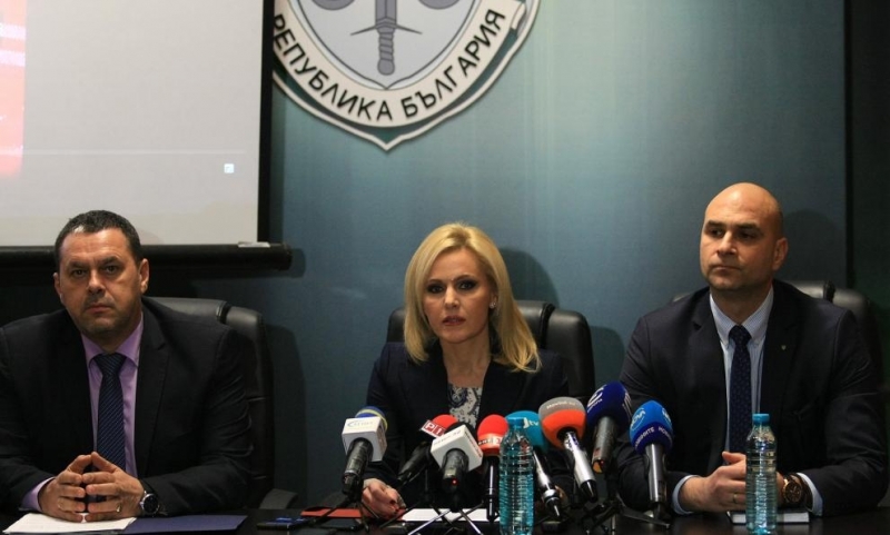 Полицаи и държавни служители източвали сметките и взимали имотите на починали хора