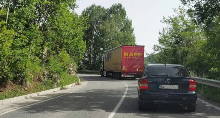 Стягат протест край Берковица срещу пускането на ТИР-ове през „Петрохан“
