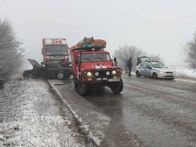 Трима души загинаха тази сутрин при тежка катастрофа между автомобил и тежкотоварен