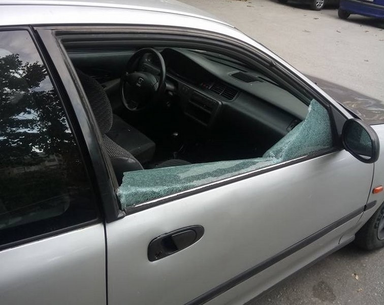 Малолетен разби и обра колата на мъж във Враца съобщиха
