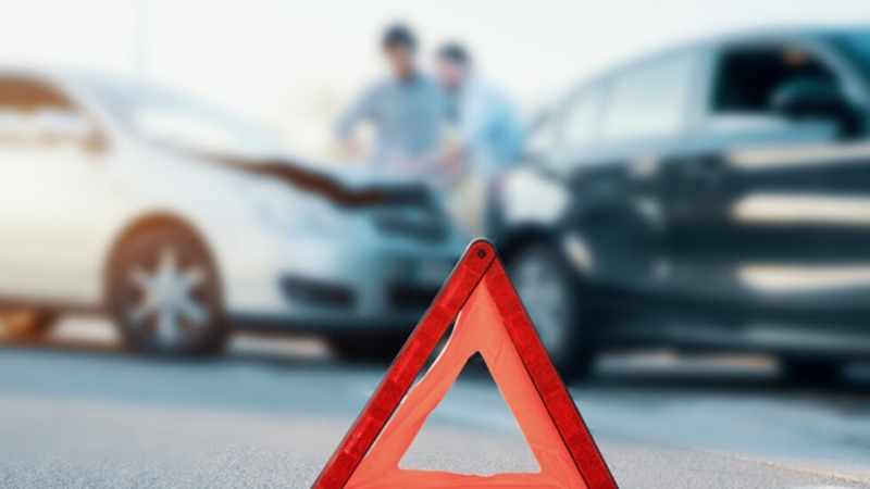 Четирима души пострадаха при сблъсък между две коли на пътя