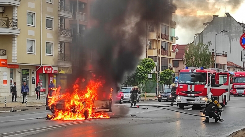 Лек автомобил избухна в пламъци насред пътя в столичния квартал