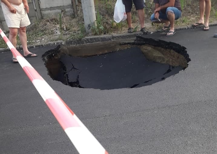 Огромна дупка зейна на улица във Видин едва 5 дни