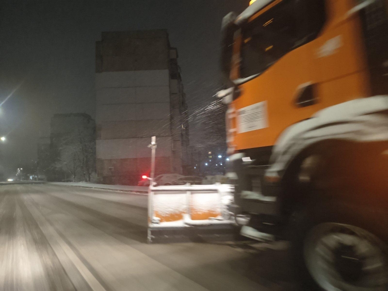 Повече от час специализираната техника на БКС Враца обработва пътната