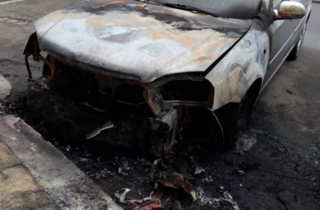 Кола е изгоряла пред жилищен блок в Монтана, съобщиха от
