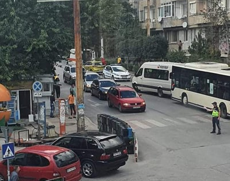 Мотоциклетист е пострадал при катастрофа с такси на бул България в района на
